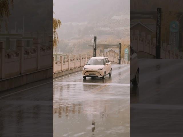 Kaiyi e-Qute04, the city’s little adventurer, shields you from the rain and wind.