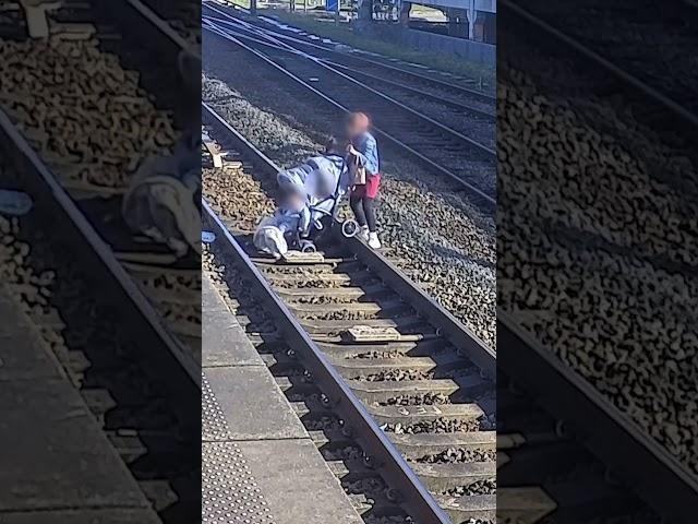 ...das Betreten von Bahngleisen ist lebensgefährlich – besonders mit einem Kinderwagen!