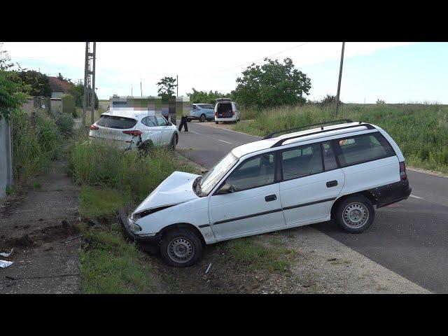 Hyundait lökött oszlopnak és árokba csapódott egy Opel Kenyeriben - nem volt biztosítása a sofőrnek