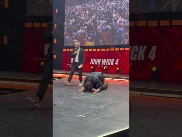 Keanu Reeves Bowing to his Fans at CCXP22 #shorts