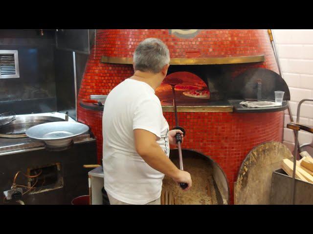 Delicious Pizzas in the Historic Pizzeria "Starita" in Naples