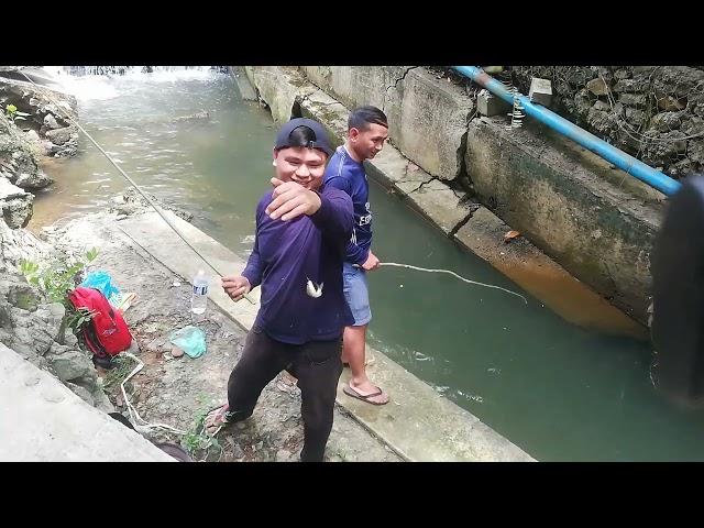 memancing ikan di parit yang sempit, ternyata sarangnya ikan wader.  #memancing #shorts