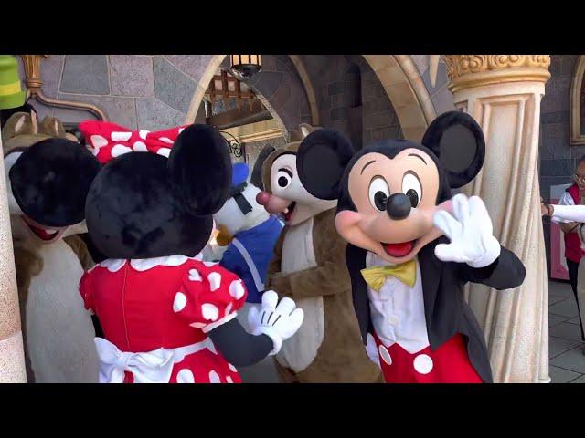 Mickey Mouse and his Friends are so cute! // Disneyland