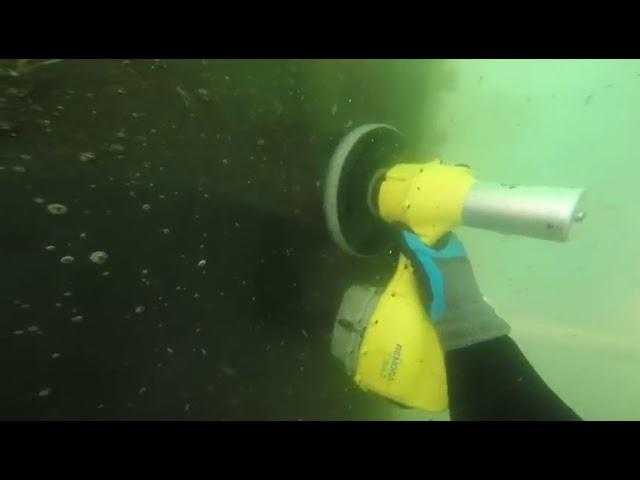 Powerboat hull cleaning with the Remora Solo