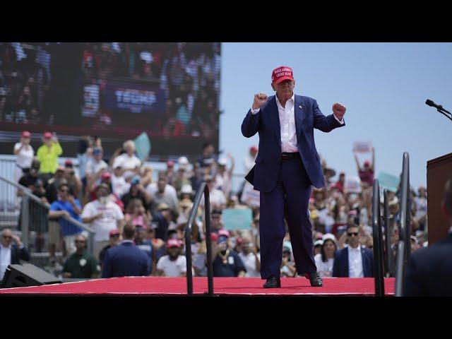 Thousands brave the heat to attend Las Vegas Trump rally