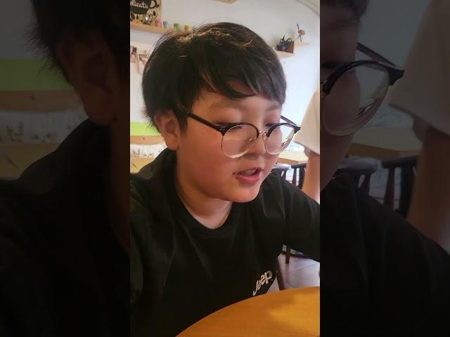 프나펑을 하는 쿠파와 그걸 지켜보는 2친구들과 그걸 찍는커비