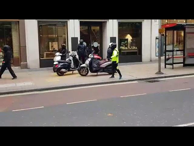 Robbery in London Oxford Street