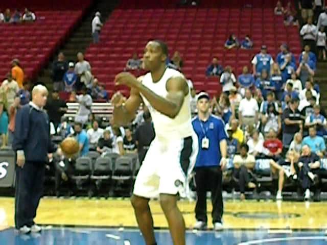 Dwight Howard shoot around before 1st playoff game in 2010