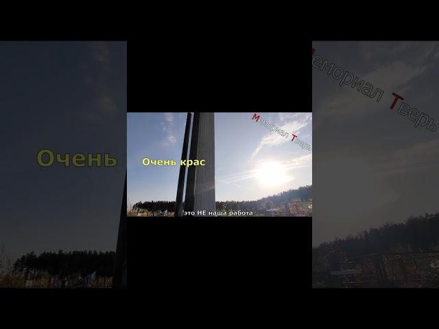 Красивый памятник на кладбище.