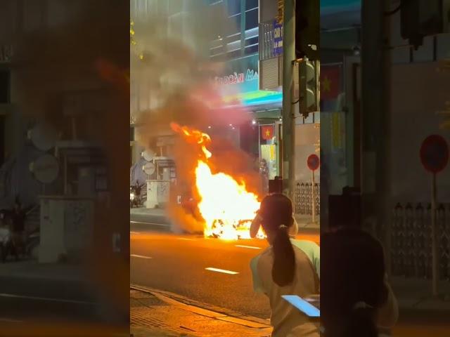 Vinfast Vf3 electric car caught fire and exploded, leaving only the frame on District 1, Saigon, VN