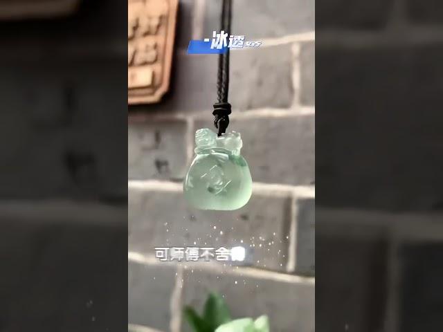 翡翠 珠寶直播 ：一塊不起眼的邊角料，打算拿去車珠子的，可師傅不捨得這一抹綠，於是就把它做成了這件小如意。有看上的嗎？#吊墜掛件 #翡翠直播 #翡翠 #珠宝 #珠寶 #翡翠珠寶 #Shorts