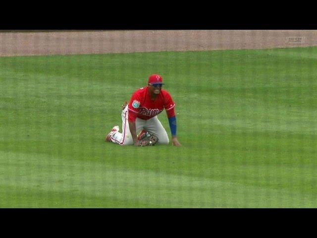 PHI@BOS: Hunter races forward for a diving catch