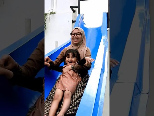 eca dan ibu naik wahana anak perosotan tinggi #shorts