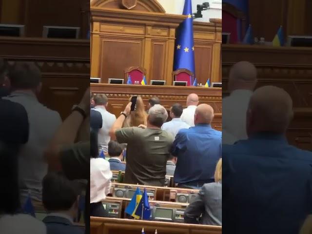 Резнікова проводжають стоячи