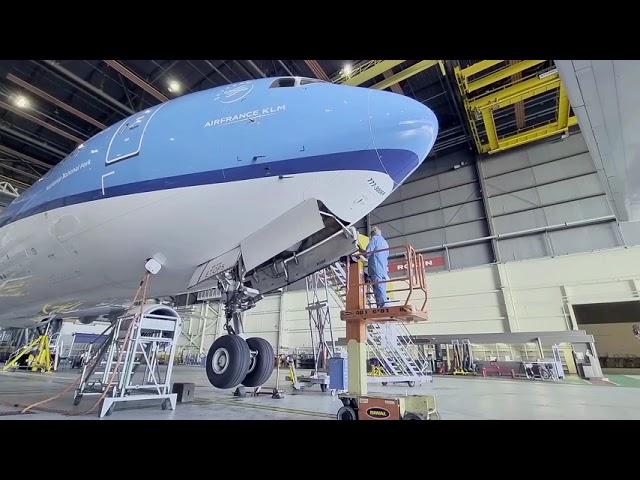 Boeing 777-300 Nose Gear extension and retraction.