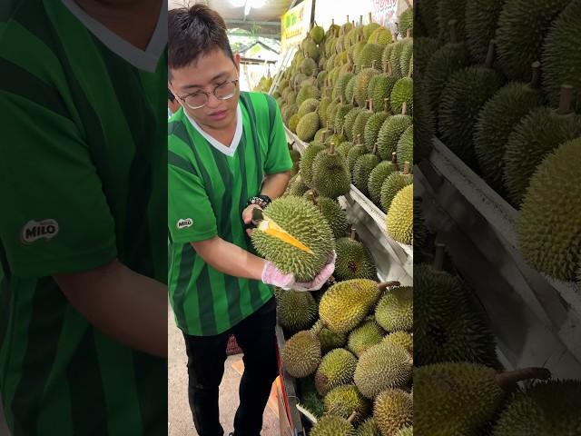 Durian heaven! The Most Popular Durian Store in Malacca, Malaysia - Fruit Cutting Skills