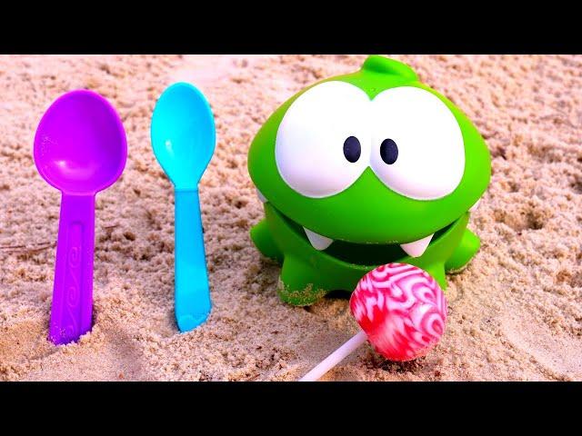 Игрушка Ам Ням катается на машинке и играет в песочнице — Развивающие видео для самых маленьких