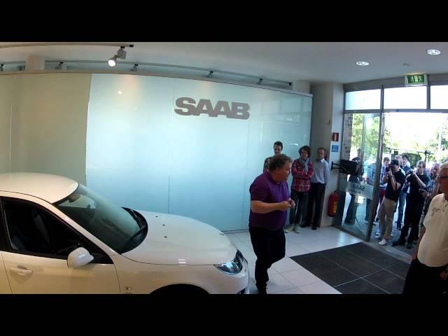 Saab History: Backing in the last Saab built into the Saab Car Museum