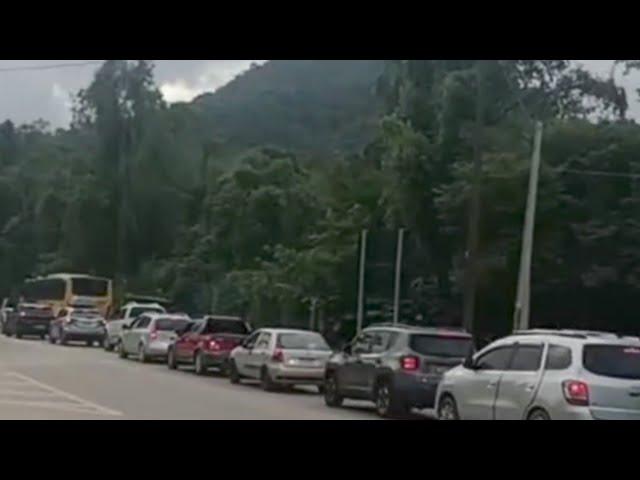 Todo mundo indo embora de Ubatuba SP, trânsito travado que tristeza 