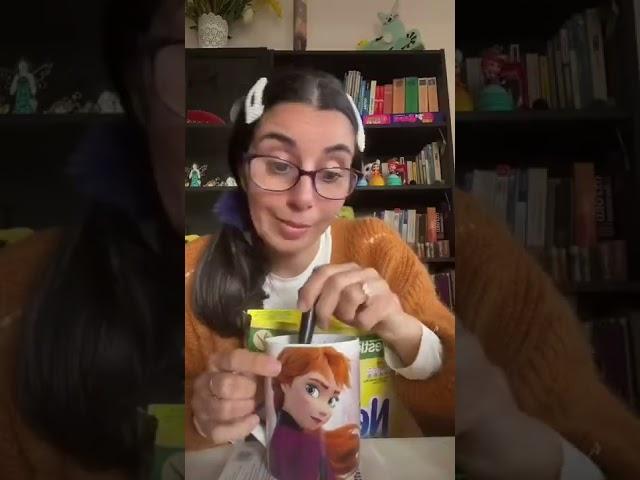 Laura e Giulia fanno merenda con latte, cacao e cereali. Team Laura o Team Giulia? #shorts