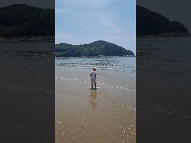 난생 처음으로 바다에 발을 담궈 본 아들 (이제는 바다가 무섭지 않다)