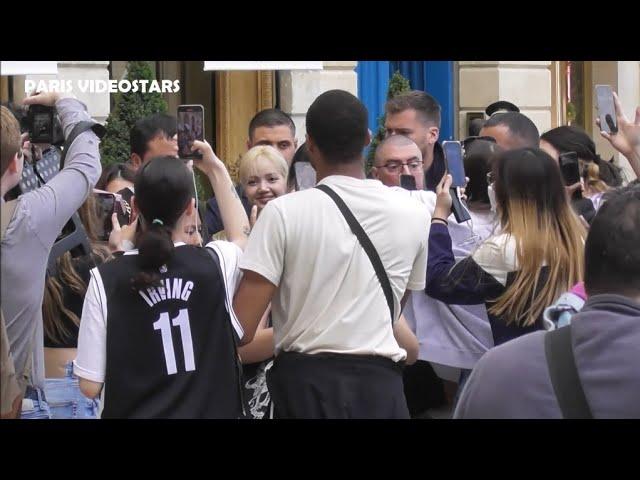 LISA MANOBAN ( BLACKPINK ) submerged by French BLINKS / fans @ Paris 7 june 2022 when back to hotel