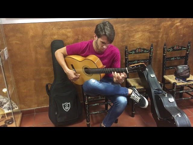 Paco gastor con guitarra Pantoja