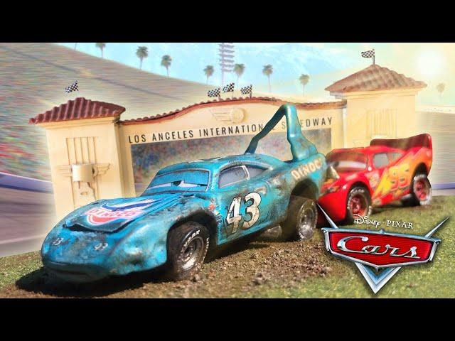 Cars ULTRA DETAILED Damaged The King & Empty Cup McQueen w/ LA Speedway TV Diecast Review