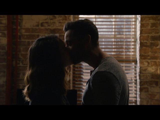 The Blacklist 5x1 Liz & Tom kiss scene - Ryan Eggold, Megan Boone