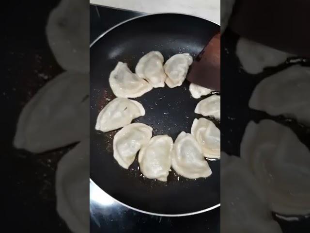 Simple Hack: How to cook frozen dumplings / Pan - fried gyoza, potstickers #shorts #hacks