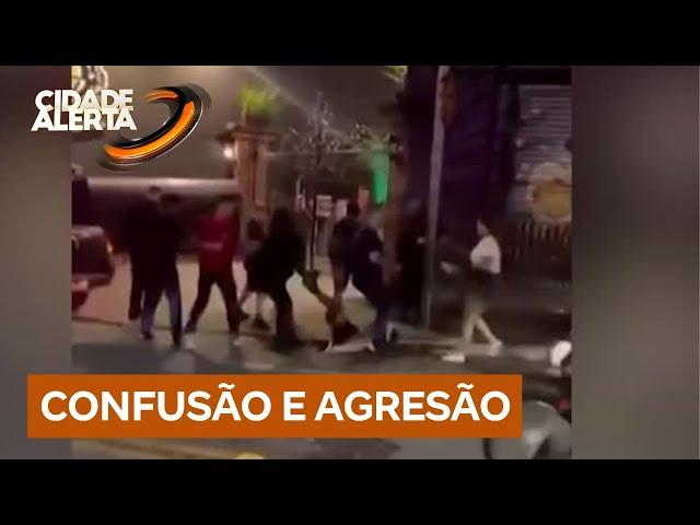 Vídeos mostram briga generalizada na saída do restaurante de um cantor famoso, em São Paulo