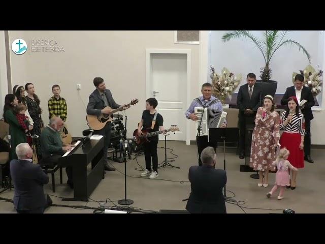 Fr Ilie Puha PRIMESTE un tânăr lângă el pentru a sluji (un moment unic)