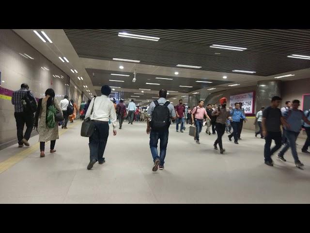 Delhi metro: Hauz khas ambience at interchange