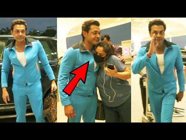 Bobby deol का एयरपोर्ट पर दिखा बेहद अनोखा अंदाज | BiscootTv