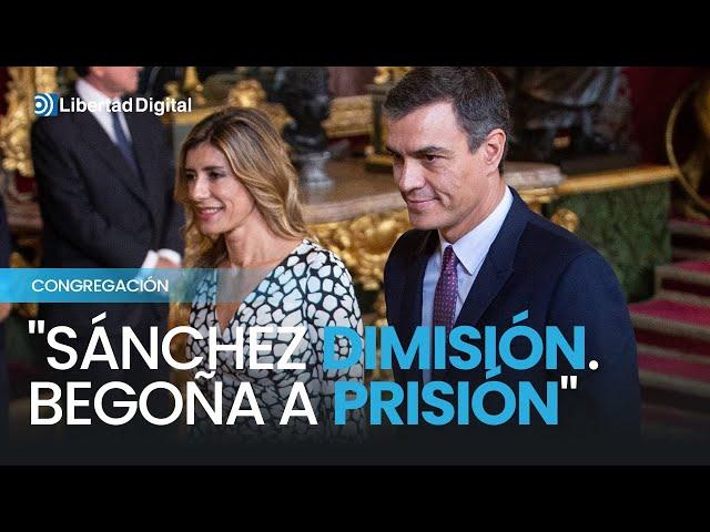 Personas con bandera de España se congregan gritando "Sánchez dimisión. Begoña a prisión"