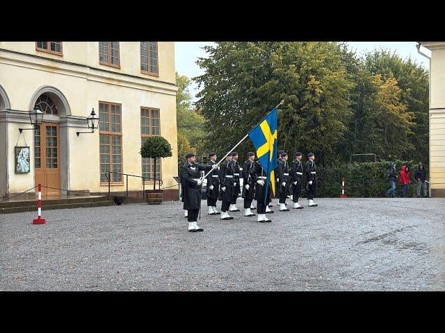 2024-10-09 Onsdag  Drottningholms Slott vaktavlösning Lv6 Halmstad - Ing 2 Eksjö