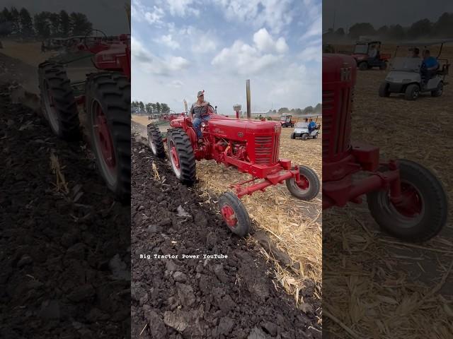 Tandem FARMALL Tractor Plowing #bigtractorpower #internationalharvester #farmall #caseih