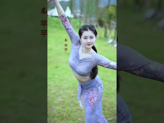 China Evergrande Song and Dance Troupe。 中国恒大歌舞团