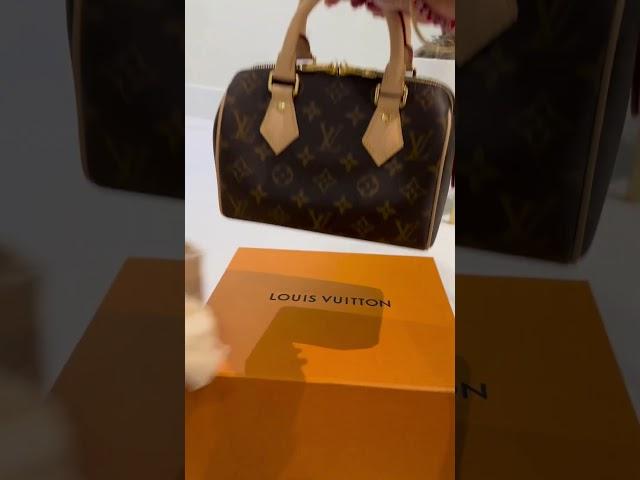 Louis Vuitton Unboxing (Speedy Bandouliere 20)         #louisvuittonbag #louisvuittoncollection