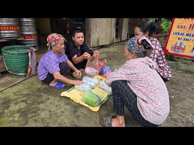 Thanh and the old lady picked squash to sell and cooked squash with chicken to eat deliciously.