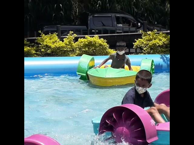kids playing video