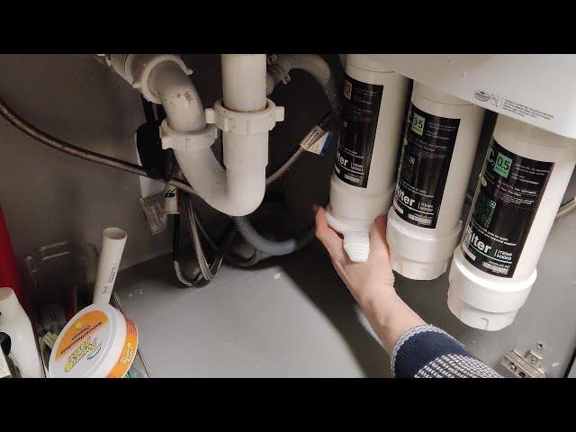 How do you change the filter on the Frizzlife Water Filtration System?