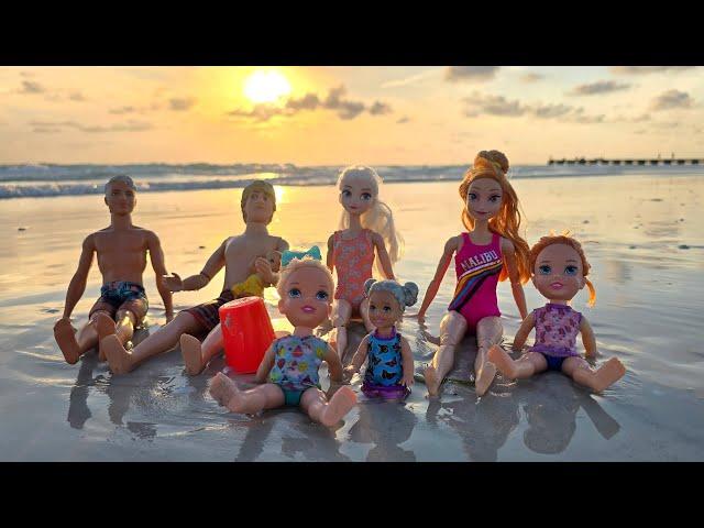 Beach day ! Elsa & Anna toddlers - sand play - water fun - Barbie dolls