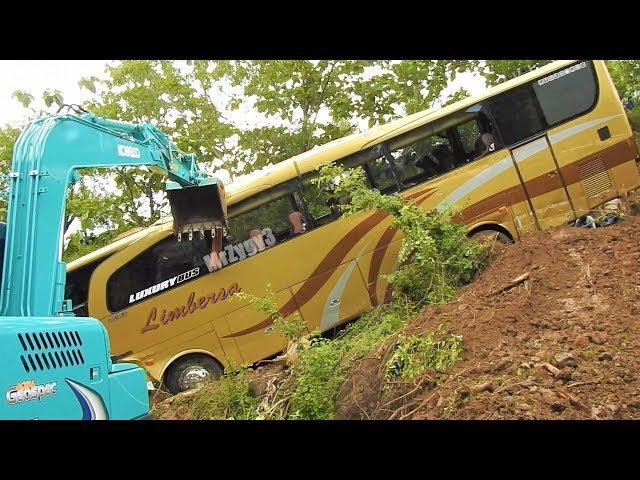 Bus Crash Recovery By Excavator Kobelco SK75 And CAT 320D2 Extended