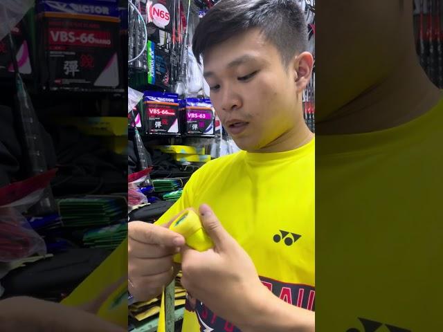 Yonex Nanoflare 1000Z pasang over grip karet dongkol di bagian pangkal bawahnya sesuai request