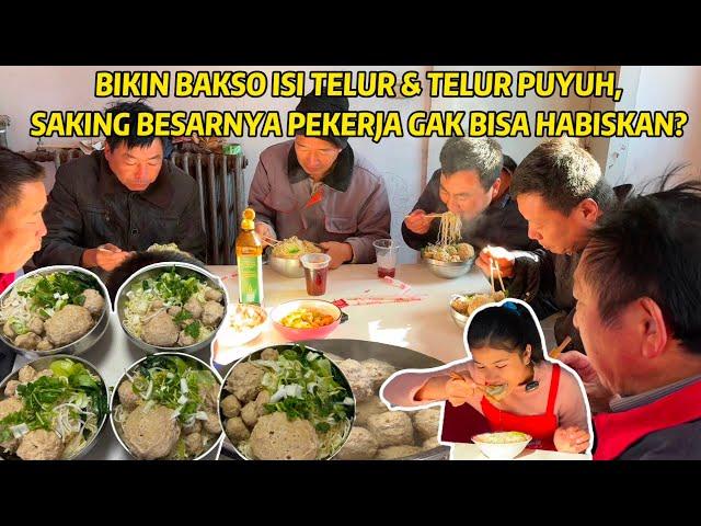 BIKIN BAKSO JUMBO ISI TELUR BUAT PEKERJA, MEREKA SAMPAI TERKEJUT, SAKING BESAR TAK BISA MAKAN HABIS?