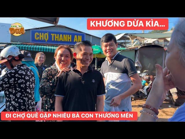 Không ngờ ở chợ quê xa xôi bà con cũng xem và thương mến Khương Dừa nhiều vậy…