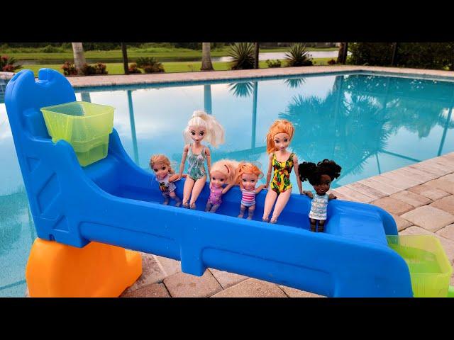 Water park ! Elsa & Anna toddlers - friends - pool - splash - floaties