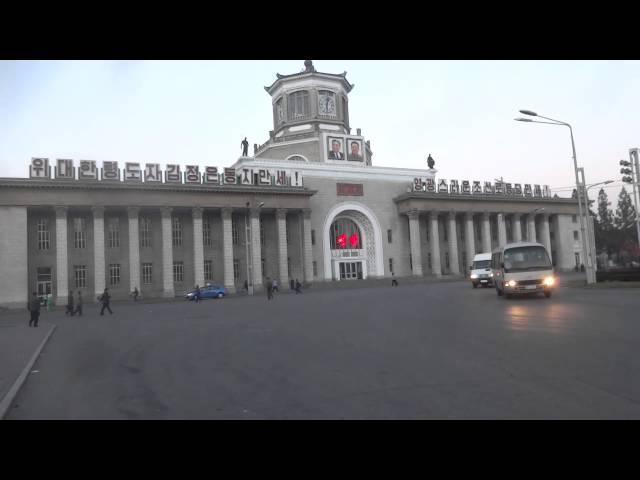 North Korea: Morning Music in front of Pyongyang Station 北朝鮮：早朝の平壌駅前