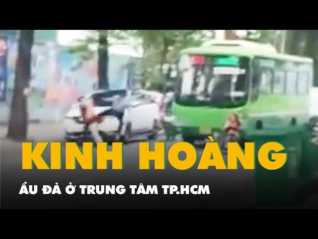 Kinh hoàng hình ảnh tài xế, nhân viên xe buýt và shipper ẩu đả ở trung tâm TP.HCM